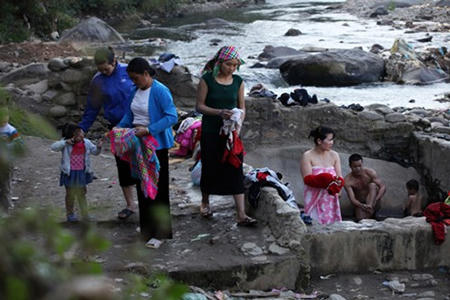 Sơn nữ Thái “tắm tiên”